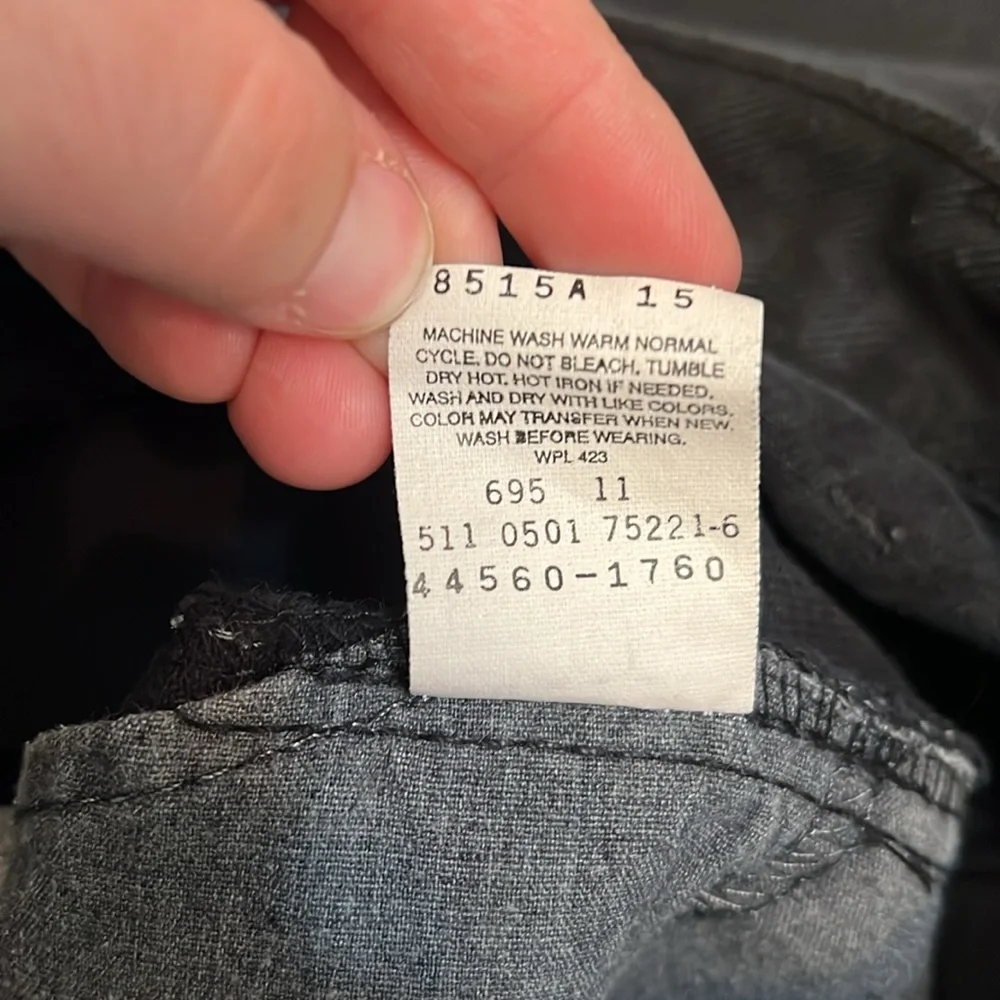 90’s VINTAGE SILVERTAB LEVIS  LOOSE FIT BLACK JEANS MADE IN USA WOMENS 28